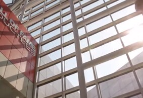 A case study of how a building used 3M Sun Control window film to increase comfort by reducing thermal heat and sun glare.