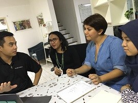 Phuong Nguyen discusses the project with YUM team