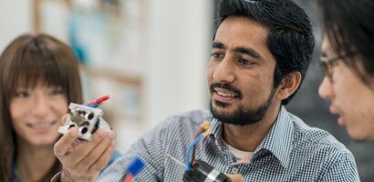 Adhesive bonding for composites, plastics, and metals in lightweighting applications is easier with 3M bonding products.
