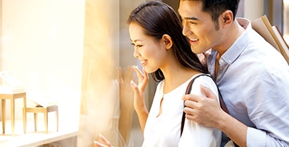 A man and a woman look clearly through a retail window that uses 3m sun control and glare reduction window film.
