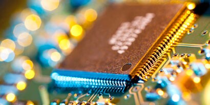 혁신적인 전자 기기를 만들 때 간편한 3M™ VHB™ 테이프를 사용하여 비용과 시간을 절감하고 효율성은 높일 수 있습니다. 
