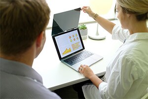 This is the 3M&trade; Bright Screen COMPLY Flip campaign, featuring a hero image asset, showing Comply Flip Bezel MacBook in Use - Apple, for en_US-speaking audiences, available in jpg format (25V01).